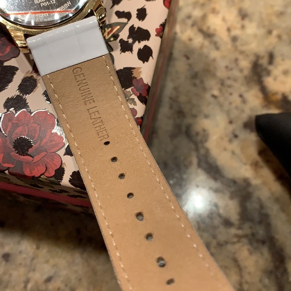 New Betsey Johnson White Leather Band Lipstick Kiss Watch*New & Boxed - Picture 8 of 8